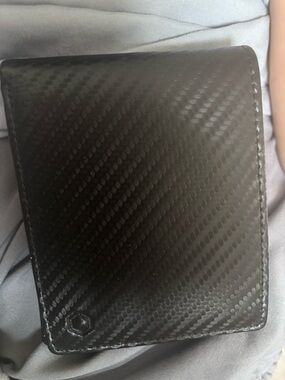 Men's Black Carbon-Texture Bifold Wallet - Unbranded